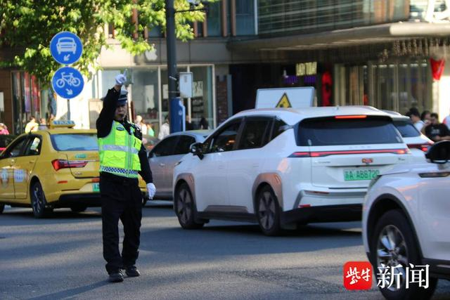 图为南京交警在夫子庙景区周边疏导交通 刘宁 摄