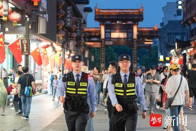 图为执勤民警在夫子庙景区内开展巡逻 刘叙麟 摄