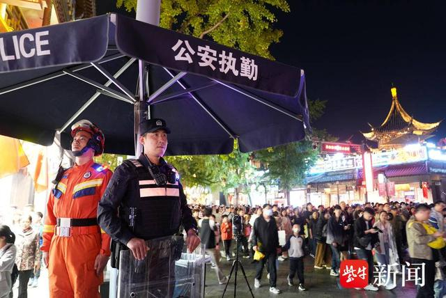 图为特警、武警、消防混编成15个单兵组在人群密集区驻点巡逻 孙陵杰 摄