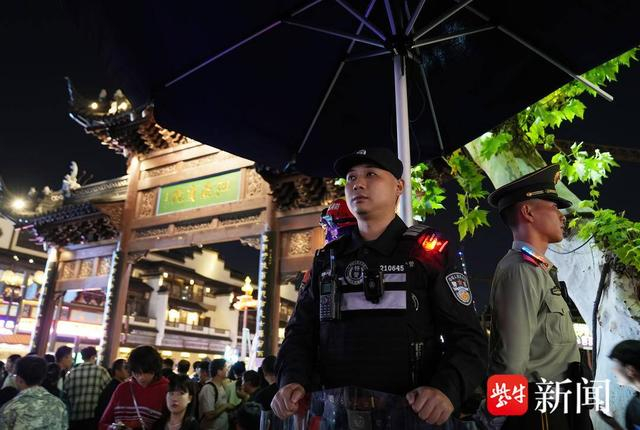 图为特警、武警、消防混编成15个单兵组在人群密集区驻点巡逻 孙陵杰 摄