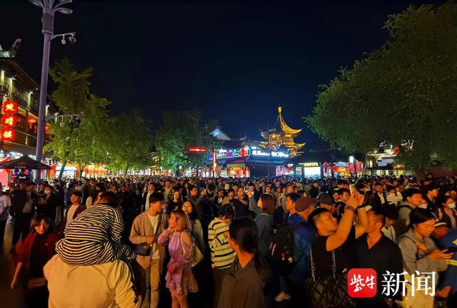 图为国庆期间夫子庙景区吸引全国各地的游客纷至沓来 谭存柱 摄