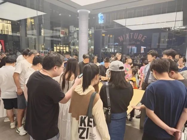 万象天地华为旗舰店，三折叠手机展区围满消费者。安宇飞/摄