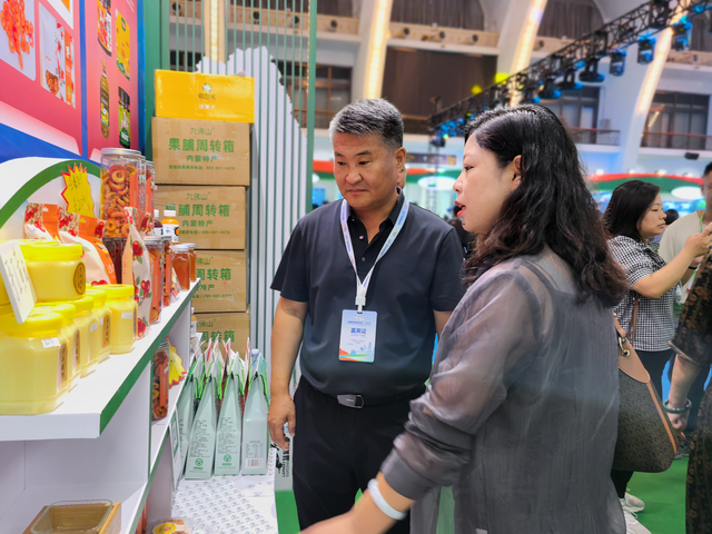 林西县农牧局与企业对接产品销量情况。李晓军 摄