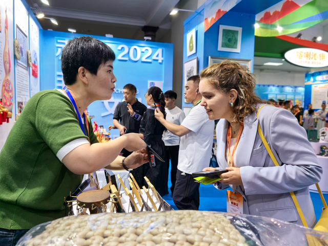 国外游客对玉米皮贴画爱不释手。