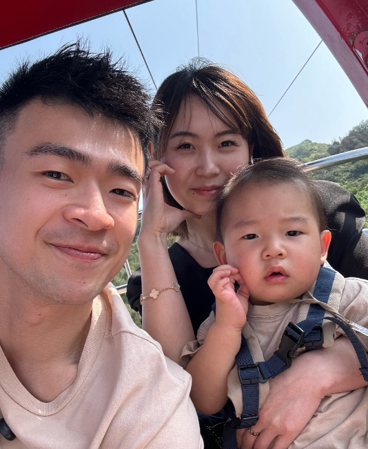 奥运冠军郑思维,和青梅竹马结婚,27岁2个孩子,家庭美满