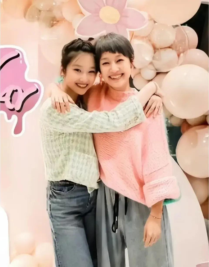 马伊琍16岁女儿晒生日照,文章罕见露面,一张图暴露了和父母的真实关系