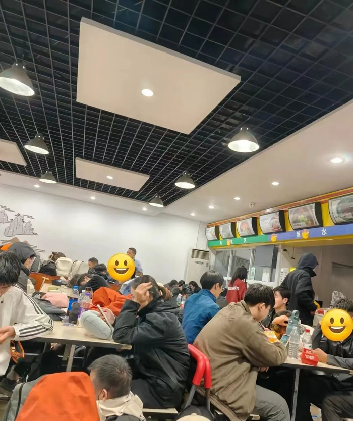 餐厅内也坐满了游客。网络图片