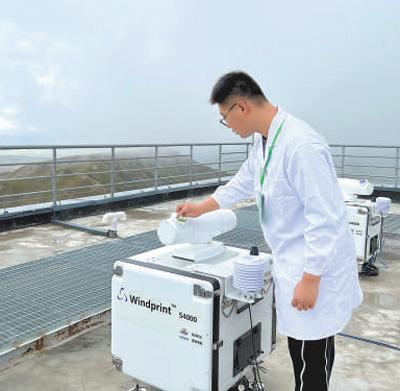 瓦里关站观测员时闻正在维护观测设备。本报记者 李红梅摄