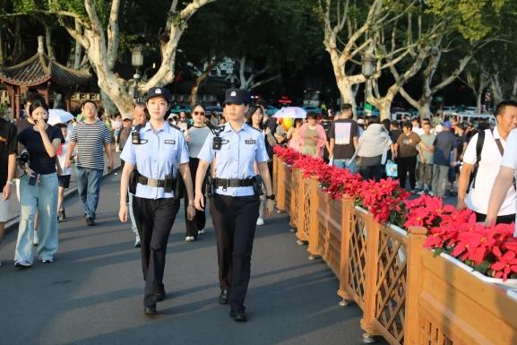 徐影云、蒋佳元师徒二人出警，成为一道亮丽风景。受访者供图。 