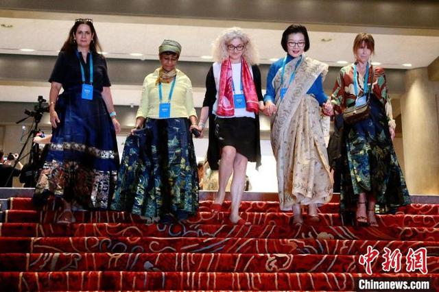 7月10日，山东曲阜，外宾身着中国传统服饰马面裙出席第十届尼山世界文明论坛开幕式。 中新社记者 梁犇 摄