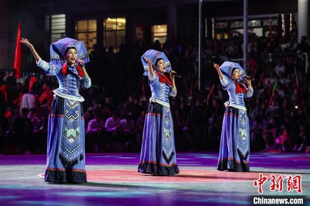 图为广西梢丽组合在演唱歌曲《美丽姑娘赶歌圩》。中新社记者 瞿宏伦 摄 