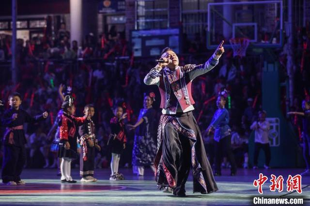 图为苗族歌手蝶当久在演唱歌曲《我在贵州等你》。中新社记者 瞿宏伦 摄 