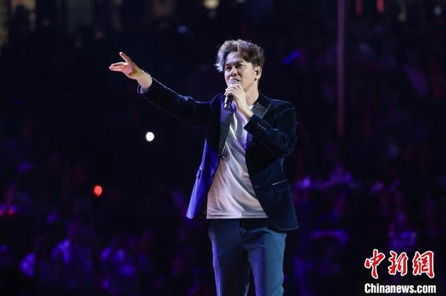 图为台湾艺人李圣杰在演唱歌曲《你那么爱他》。中新社记者 瞿宏伦 摄