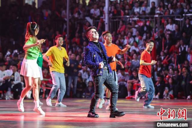 图为歌手王江在演唱歌曲《奥林匹克》。中新社记者 瞿宏伦 摄 