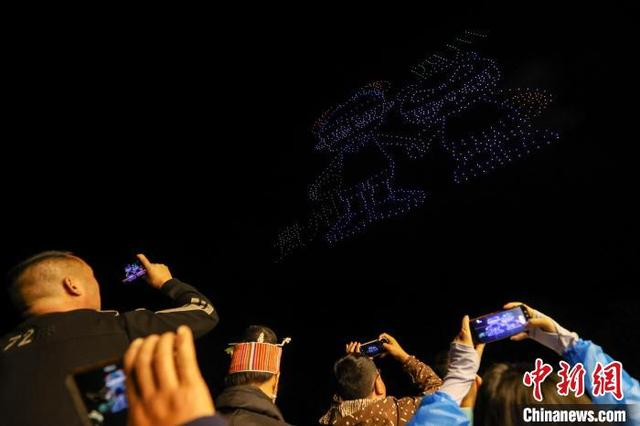 图为无人机编队表演。中新社记者 瞿宏伦 摄