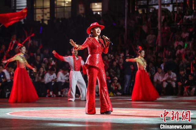 图为蒙古族歌手乌兰图雅在演唱歌曲《点赞新时代》。中新社记者 瞿宏伦 摄 