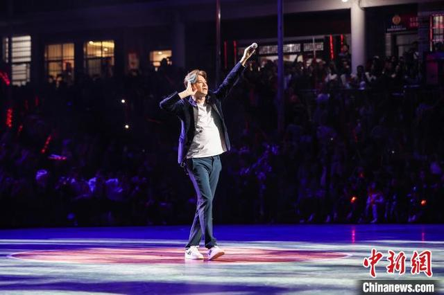 图为台湾艺人李圣杰在演唱歌曲《手放开》。中新社记者 瞿宏伦 摄