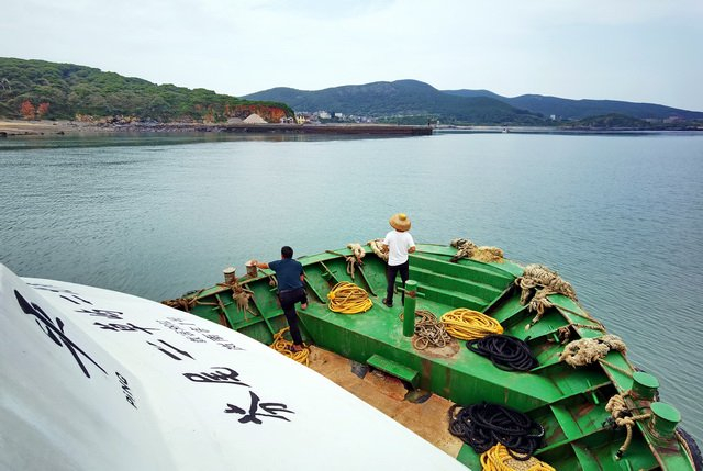 平潭11个有居民海岛大多通过渡船往来。摄影/章轲