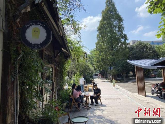 五柳巷咖啡馆一景。 林波 摄