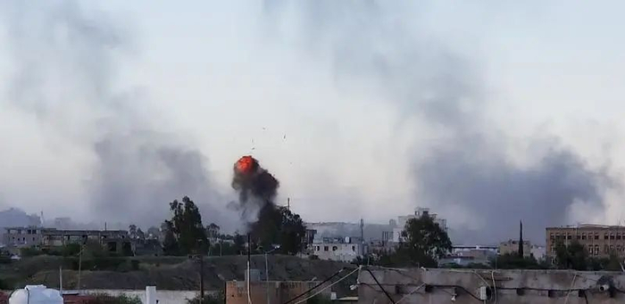 这是10月4日在也门首都萨那拍摄的遭到空袭时冒起的浓烟（手机照片）。新华社发（阿扎齐摄）