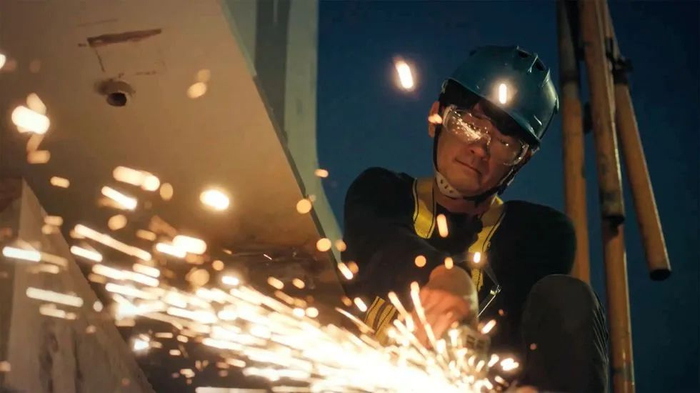 〓 外出务工造成大量农村夫妻长期分居，农村婚姻也变得不稳定/《做工的人》剧照