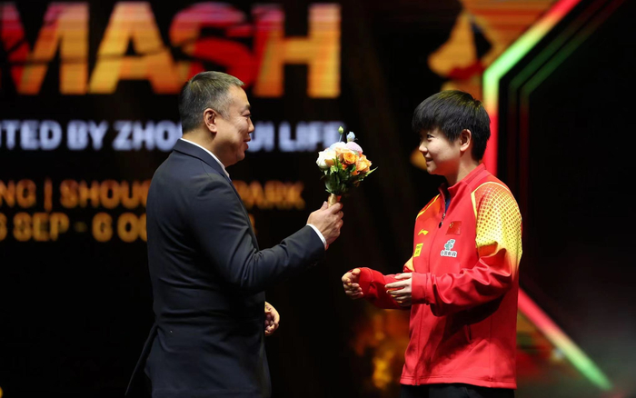 中国乒协主席刘国梁给孙颖莎送上一束花。  新京报记者 王飞 摄