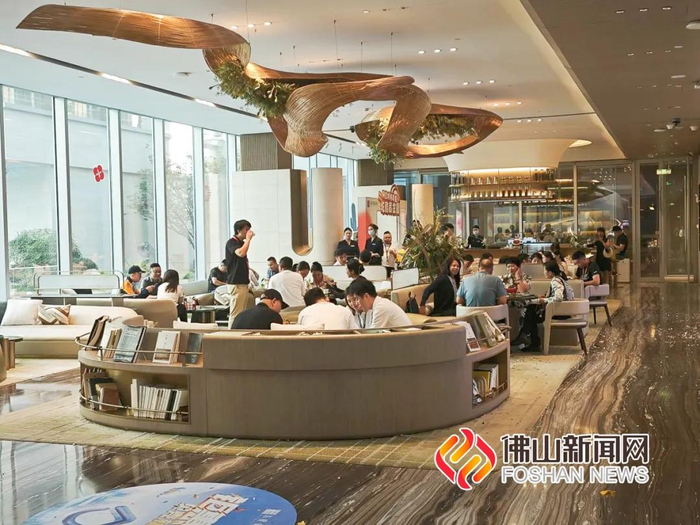 东建明德城营销中心内看房的访客。