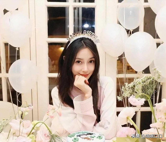 杨颖高调晒全家福庆生,7岁小海绵正脸照首曝光,像极了黄晓明!