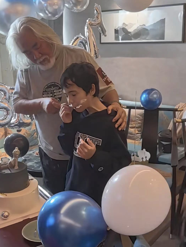 切完蛋糕,服务人员往马丁脸上蹭了一点奶油,马丁连忙用手擦掉又放进