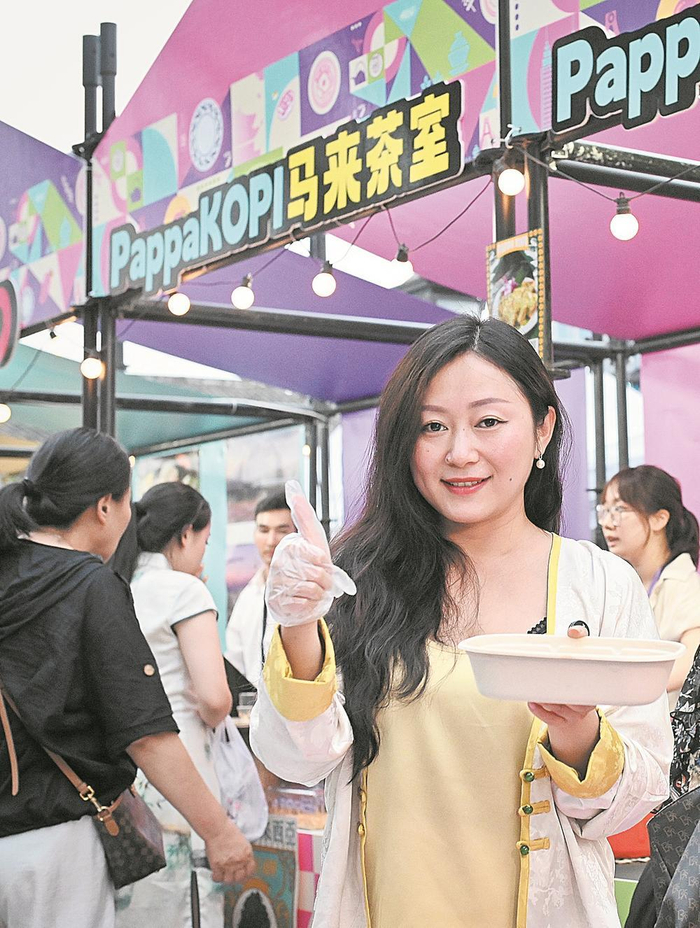     嘉年华美食市集上汇聚各色美食