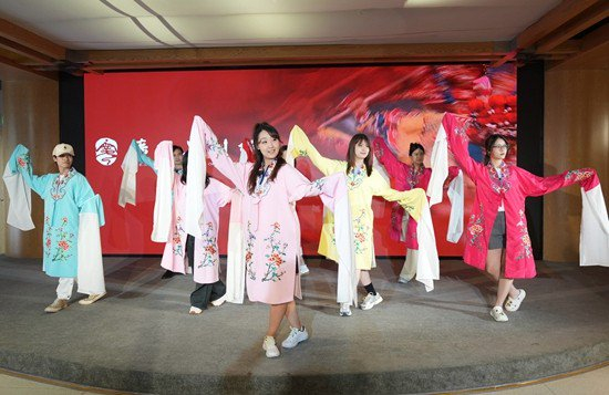     95后粤剧演员马友民带领粤港澳高校学生学习水袖。广东粤剧院供图