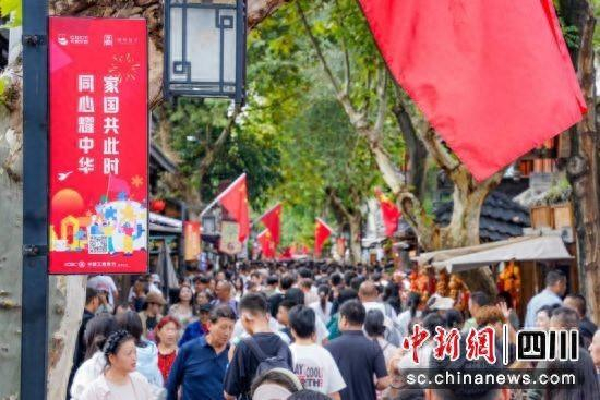 位于成都市青羊区的宽窄巷子人山人海。 陈青宽 摄