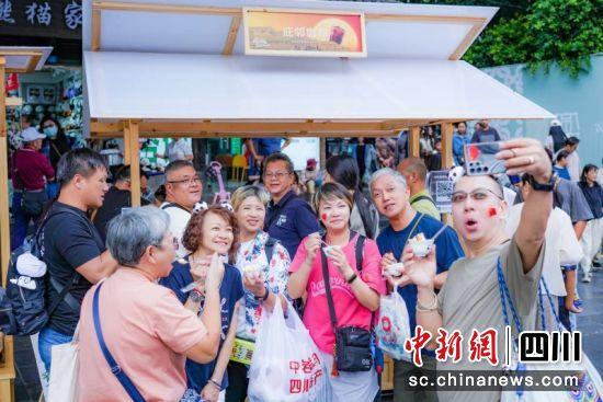 现场游客打卡留念。 陈青宽 摄