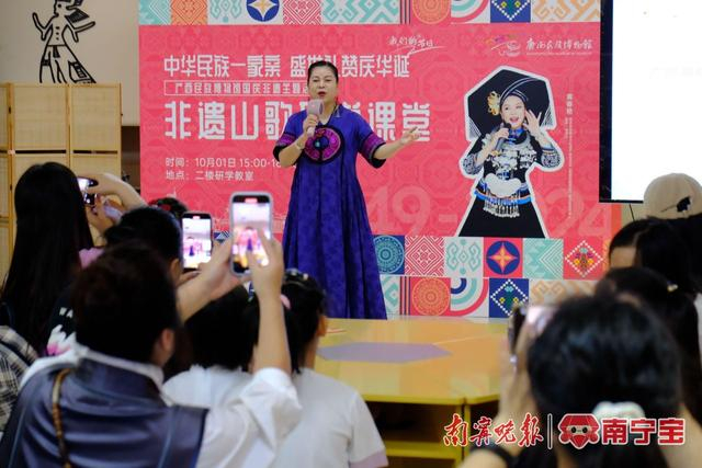 非遗山歌研学课堂吸引游客。 记者 宋延康 摄