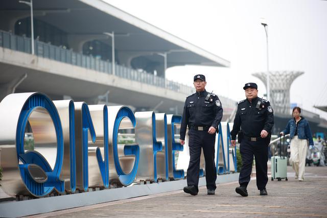 民警在清河火车站东广场外执勤。 图源：海淀警方