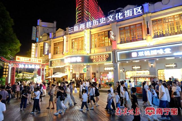 邕州古城·三街两巷历史文化街区游人如织。 记者 宋延康 摄