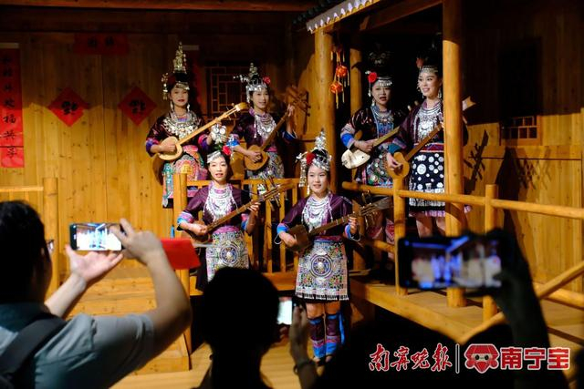 侗族琵琶歌弹唱，观众纷纷用手机拍下精彩时刻。 记者 宋延康 摄