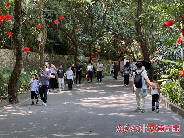 国庆假期接近尾声，桂平西山风景名胜区还有不少旅客前来游玩。 记者 黄敬敏 摄