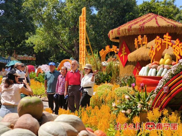 国庆假期，游客打卡南宁青秀山风景区。 记者 赵金玲 摄