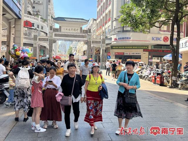 国庆假期，游客打卡梧州骑楼。 记者 黄敬敏 摄