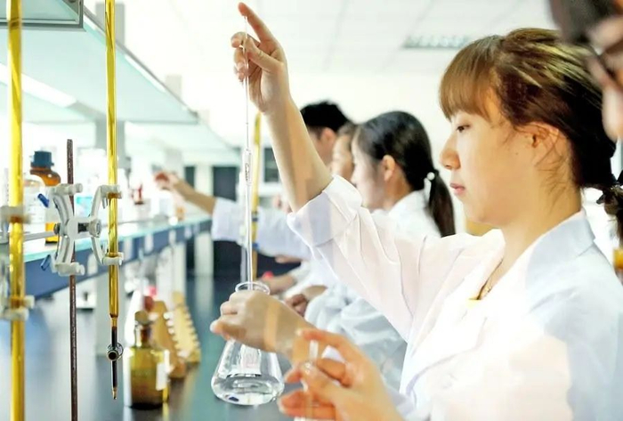 专业技术人员对食盐生产环节进行严格把关。