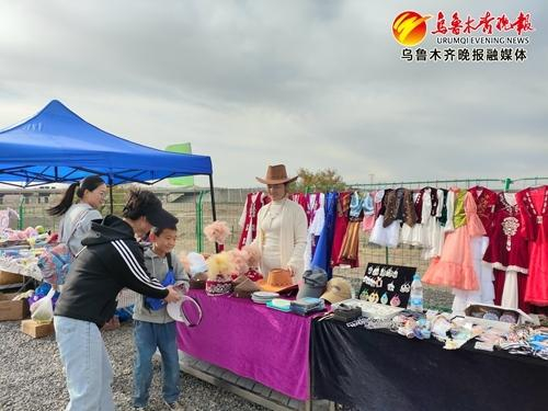 　　比赛当日，在经开区（头屯河区）西湖街道马家庄子村，周边村民前来销售手工制品。记者唐红梅摄