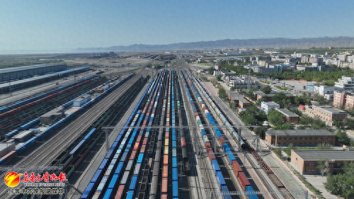 　　阿拉山口站准轨场内，一列列蓄势待发的中欧班列为“一带一路”建设增添活力。 资料图片