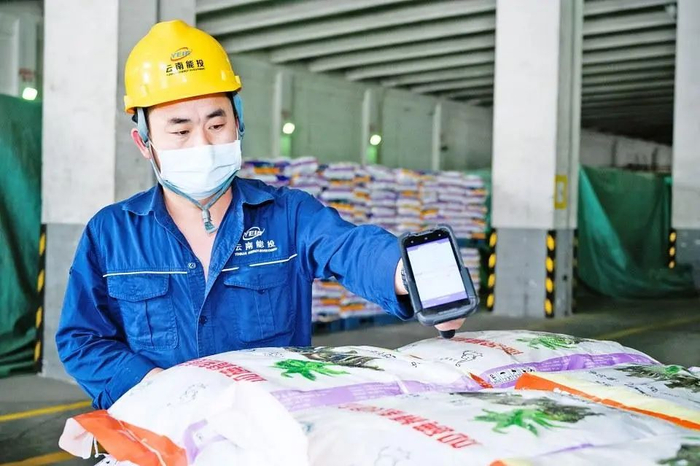 工作人员对食盐产品进行检测。