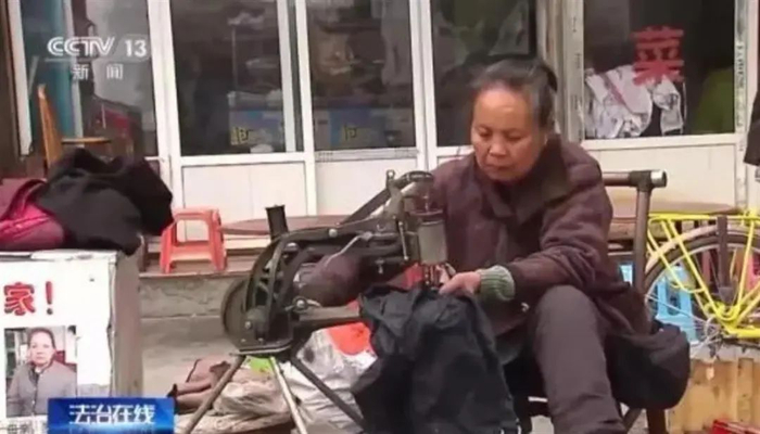 ▲罗兴珍摆摊27年等儿女回家 （图源：法治在线）