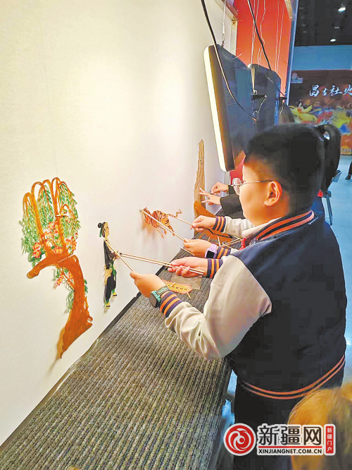 在第二届新疆动漫节乌鲁木齐展位，市第76小学学生表演皮影戏。（全媒体记者陈彦仿摄）
