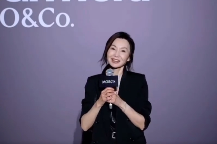 张曼玉60岁生日后首露面，罕有现身上海时装秀，与秦岚钟楚曦同台看秀-张曼玉的三菱帕杰罗