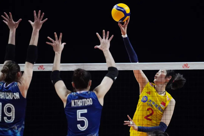  朱婷（右）在比赛中