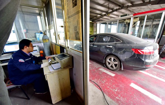 机动车排放检验领域第三方机构是移动源污染管控的关键环节。摄影/章轲