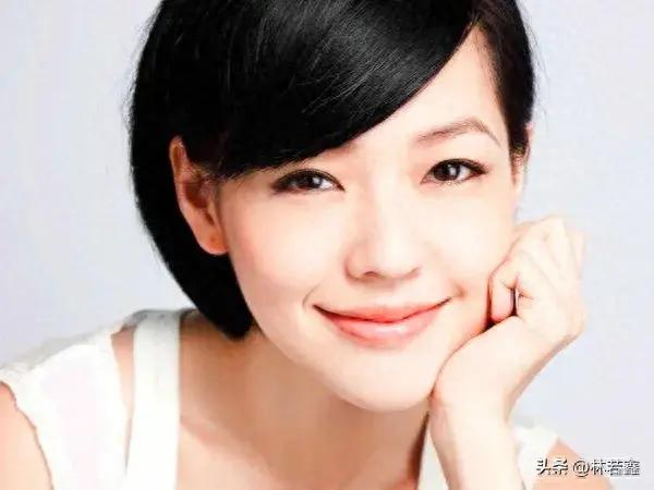 小s跟老公现身信义区人气爆棚，小s喝了粉丝递的酒，网友：真性情-小s跟她老公